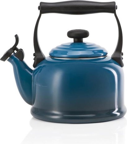 Le Creuset Tradition enameled whistling kettle 2.1L deep teal Le Creuset Tradition enameled whistling kettle 2.1L deep teal