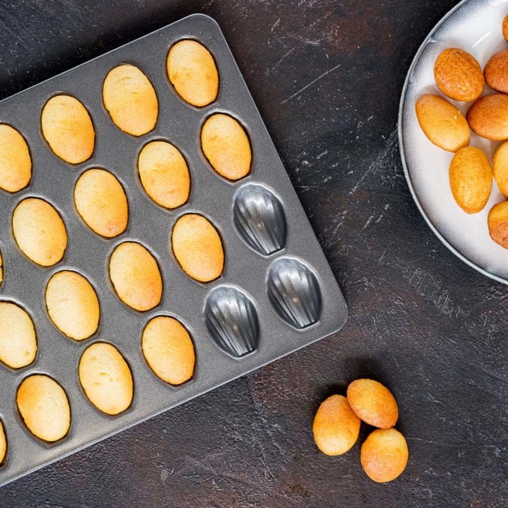 Masterclass Non-stick 24 hole mini-madeleine pan 20x40cm Masterclass Non-stick 24 hole mini-madeleine pan 20x40cm