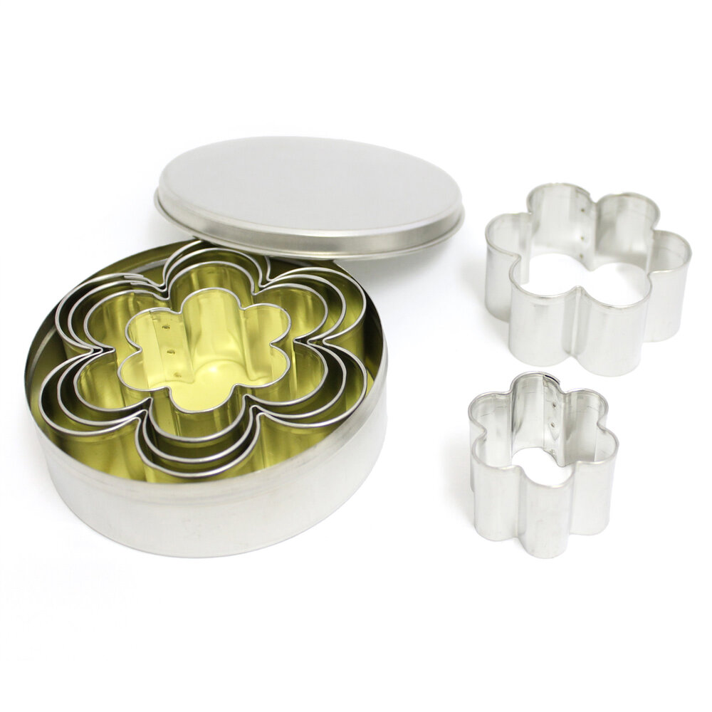 Calder 6 flower cookie cutters in a storage tin Calder 6 flower cookie cutters in a storage tin
