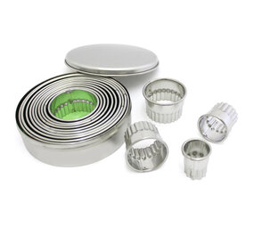 Calder 14 serrated round cutters in tin 2-10cm Calder 14 serrated round cutters in tin 2-10cm