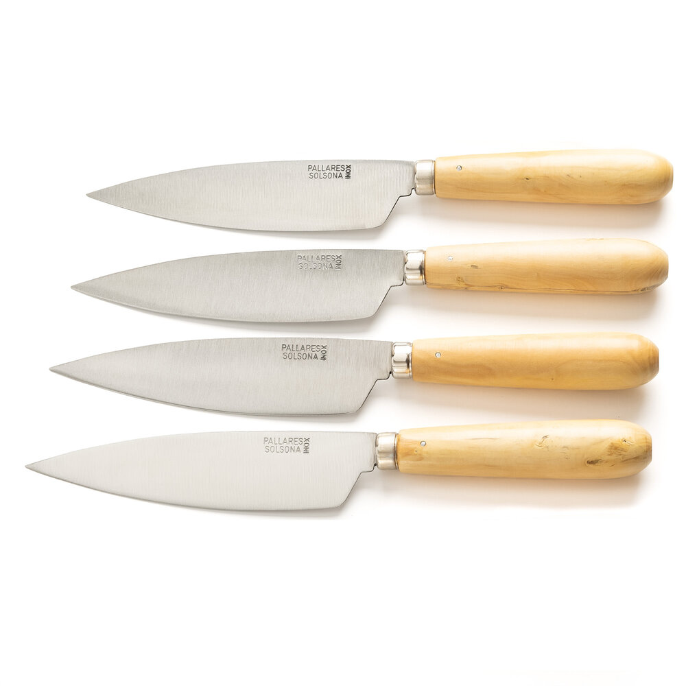 Pallares Solsona 4 stainless steel table knives / steak knives 13cm with boxwood handle Pallares Solsona 4 stainless steel table knives / steak knives 13cm with boxwood handle