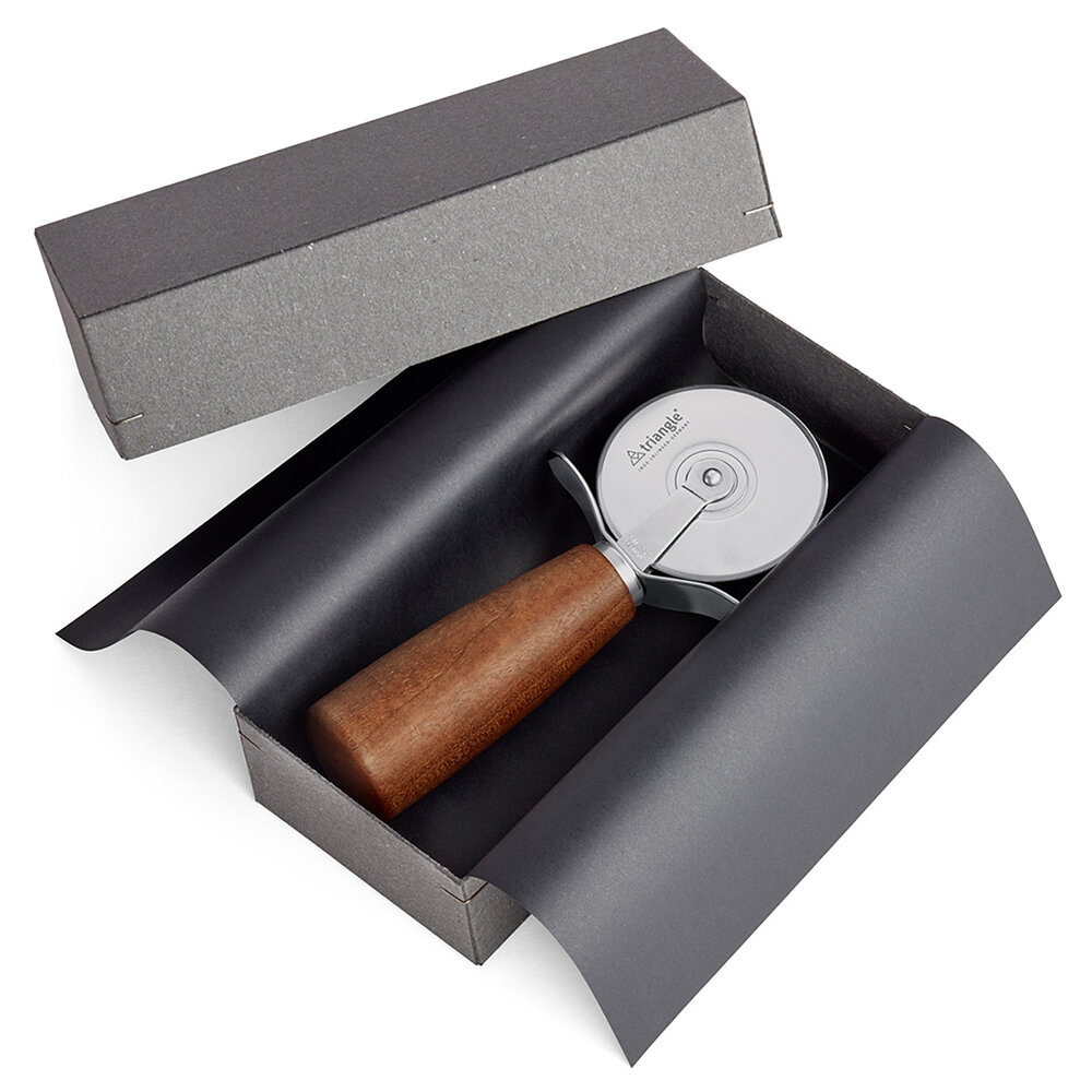 Pizza cutter with walnut handle Pizza cutter with walnut handle