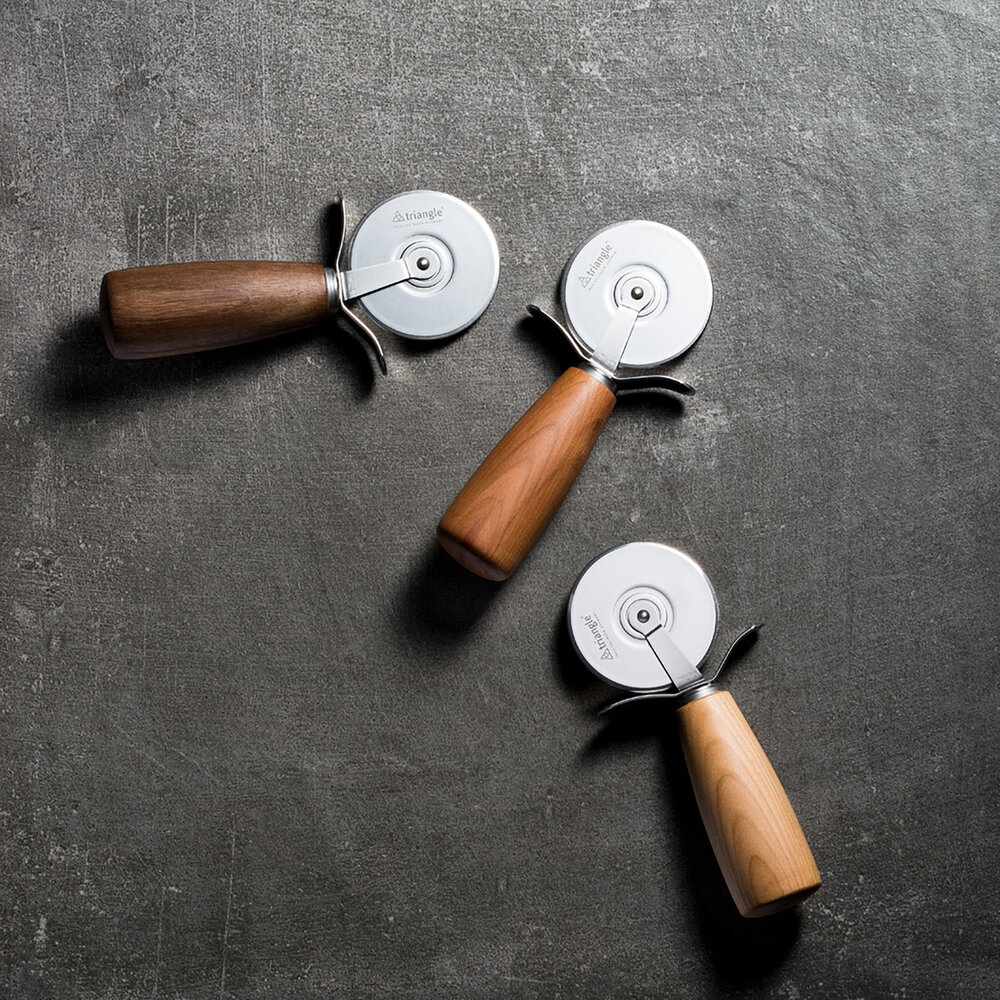 Pizza cutter with walnut handle Pizza cutter with walnut handle