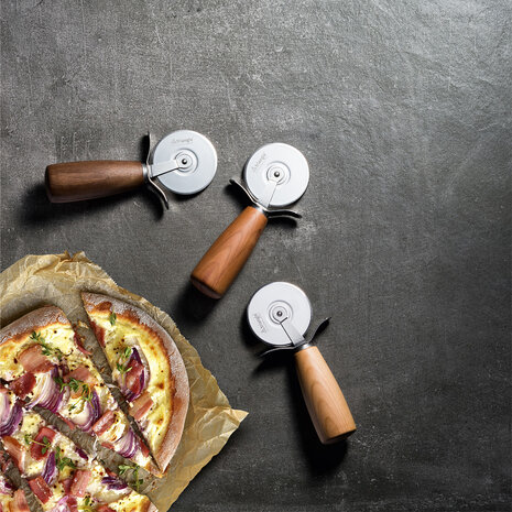 Pizzasnijder met notenhouten heft Pizzasnijder met notenhouten heft