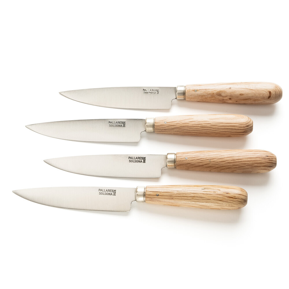 Pallares Solsona 4 RVS tafelmessen / steakmessen 12cm met eikenhouten heft Pallares Solsona 4 RVS tafelmessen / steakmessen 12cm met eikenhouten heft