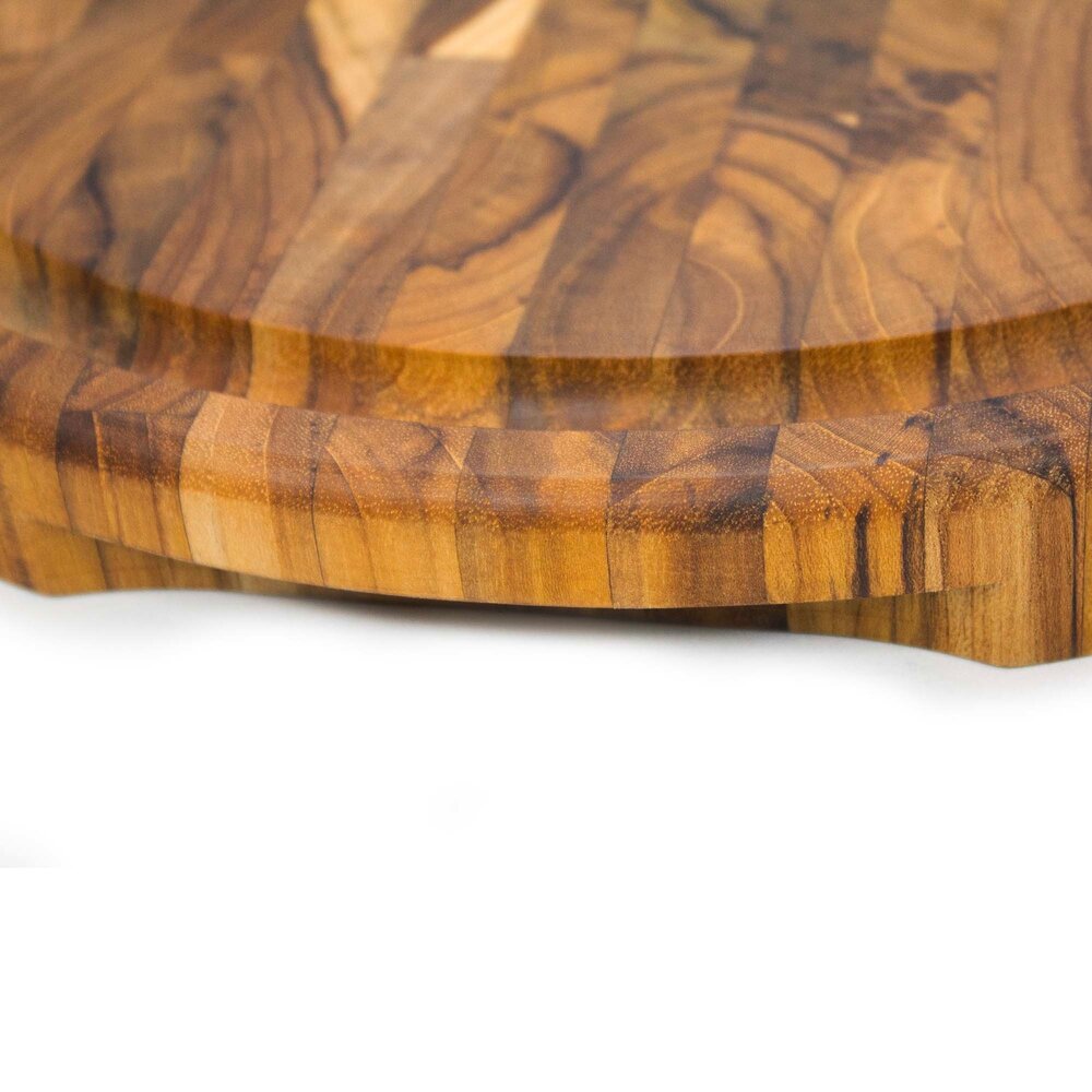 Stolf Massief FSC-gecertificeerde ronde teakhouten snijplank van kopshout met sapgeul en handgrepen, ⌀35 x 3,2 cm Stolf Massief FSC-gecertificeerde ronde teakhouten snijplank van kopshout met sapgeul en handgrepen, ⌀35 x 3,2 cm