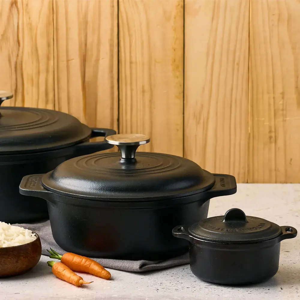 Victoria Cast iron dutch oven with self-basting lid and stainless steel knob, 1.9 L