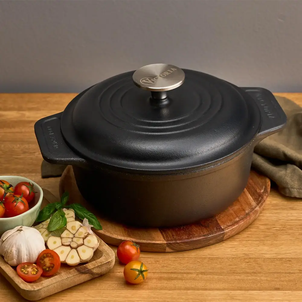 Victoria Cast iron dutch oven with self-basting lid and stainless steel knob, 1.9 L