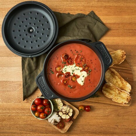 Victoria Cast iron dutch oven with self-basting lid and stainless steel knob, 1.9 L