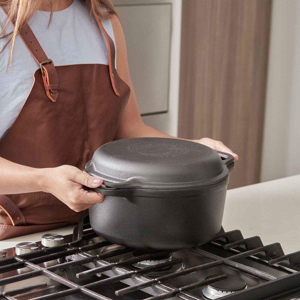 Victoria 2-delige gietijzeren combikoker: 5,7 l braadpan en koekenpan-deksel met grillribbels