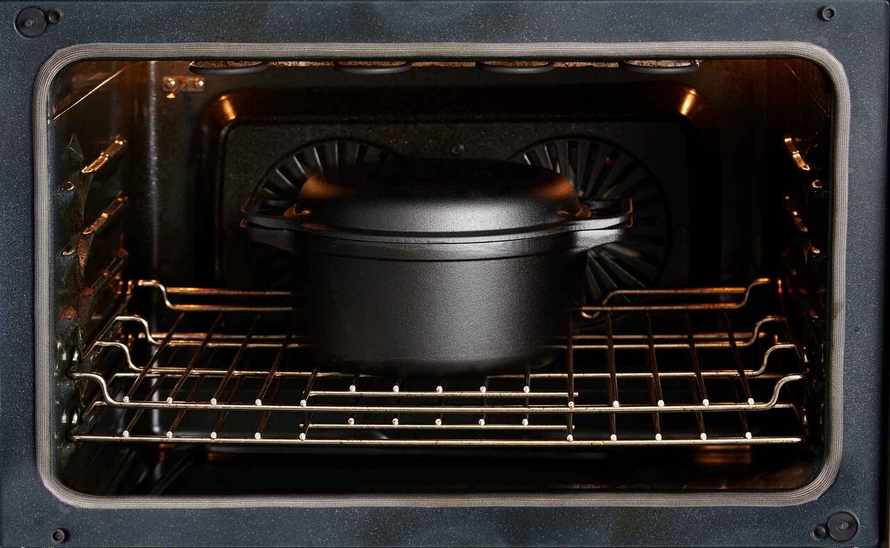 Victoria 2-delige gietijzeren combikoker: 5,7 l braadpan en koekenpan-deksel met grillribbels