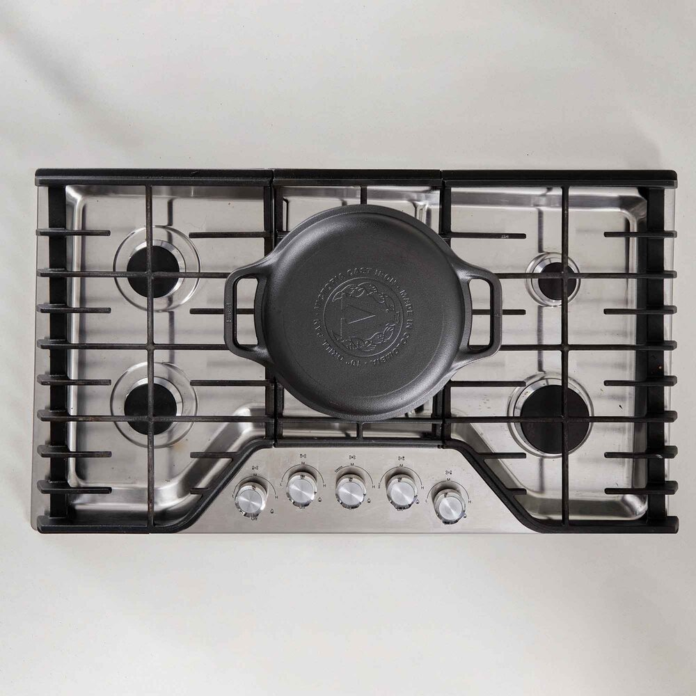 Victoria 2-piece cast iron combo cooker: 5.7 L dutch oven and grill-ridged skillet lid