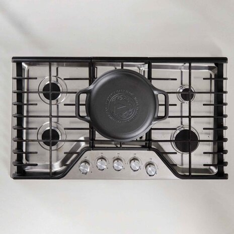 Victoria 2-delige gietijzeren combikoker: 5,7 l braadpan en koekenpan-deksel met grillribbels