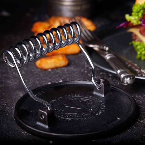 Victoria Round cast iron meat press with a foldable stainless steel wire handle Victoria Round cast iron meat press with a foldable stainless steel wire handle
