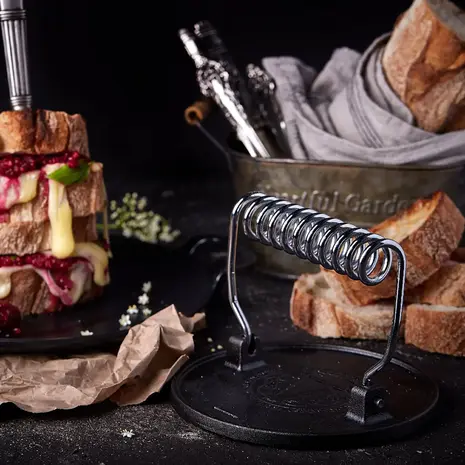 Victoria Round cast iron meat press with a foldable stainless steel wire handle Victoria Round cast iron meat press with a foldable stainless steel wire handle
