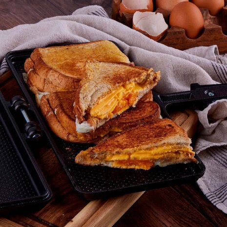 Victoria Cast iron panini and sandwich press with dimpled surface and heat-resistant handle