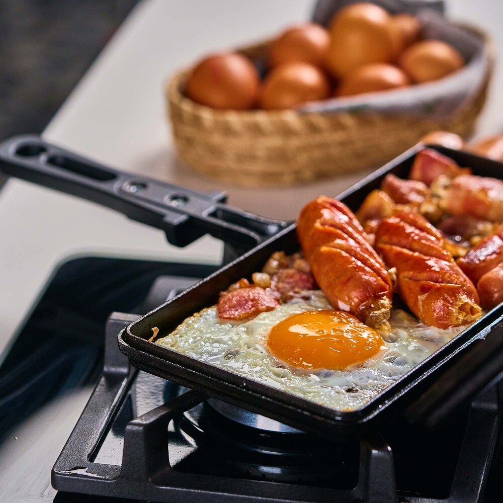 Victoria Cast iron panini and sandwich press with dimpled surface and heat-resistant handle