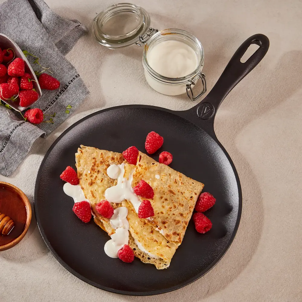 Victoria Enameled Flat cast iron comal griddle and crepe pan with a long handle, 26.5 cm