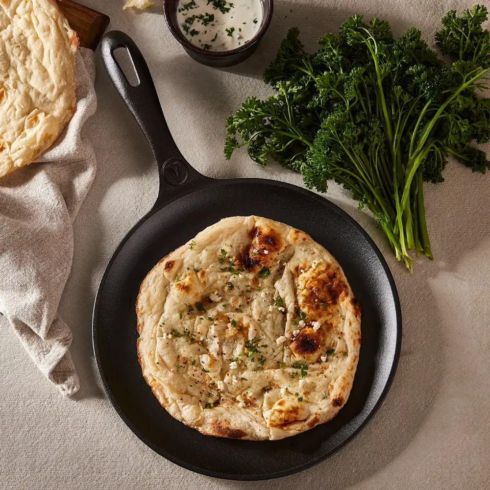 Victoria Geëmailleerde Vlakke gietijzeren comal-bakplaat en crepepan met lange steel, 26.5 cm