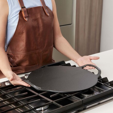 Victoria Extra grote gietijzeren pizzapan en comal met genopt oppervlak en dubbele lushandvatten, 38 cm