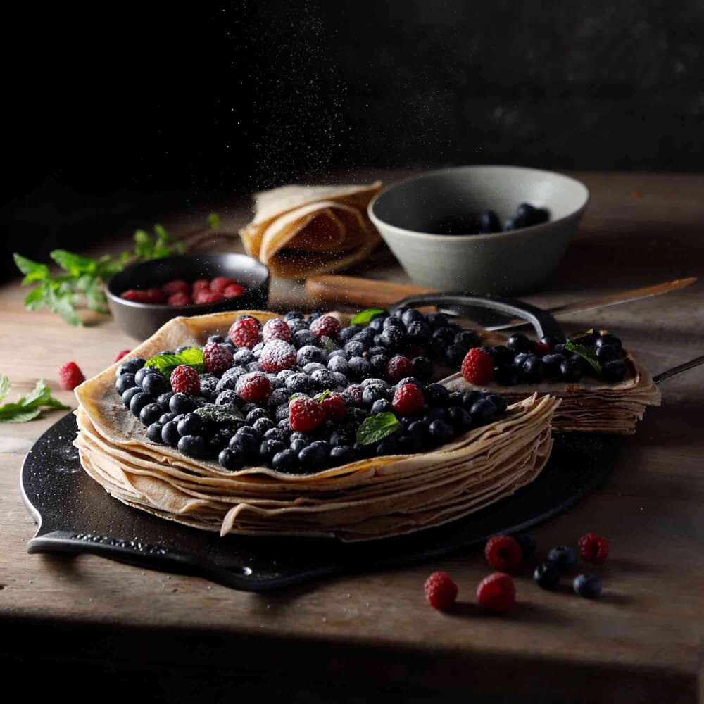 Victoria Extra-large cast iron pizza pan and comal with dimpled surface and dual loop handles, 38 cm
