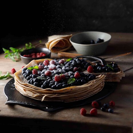 Victoria Extra-large cast iron pizza pan and comal with dimpled surface and dual loop handles, 38 cm