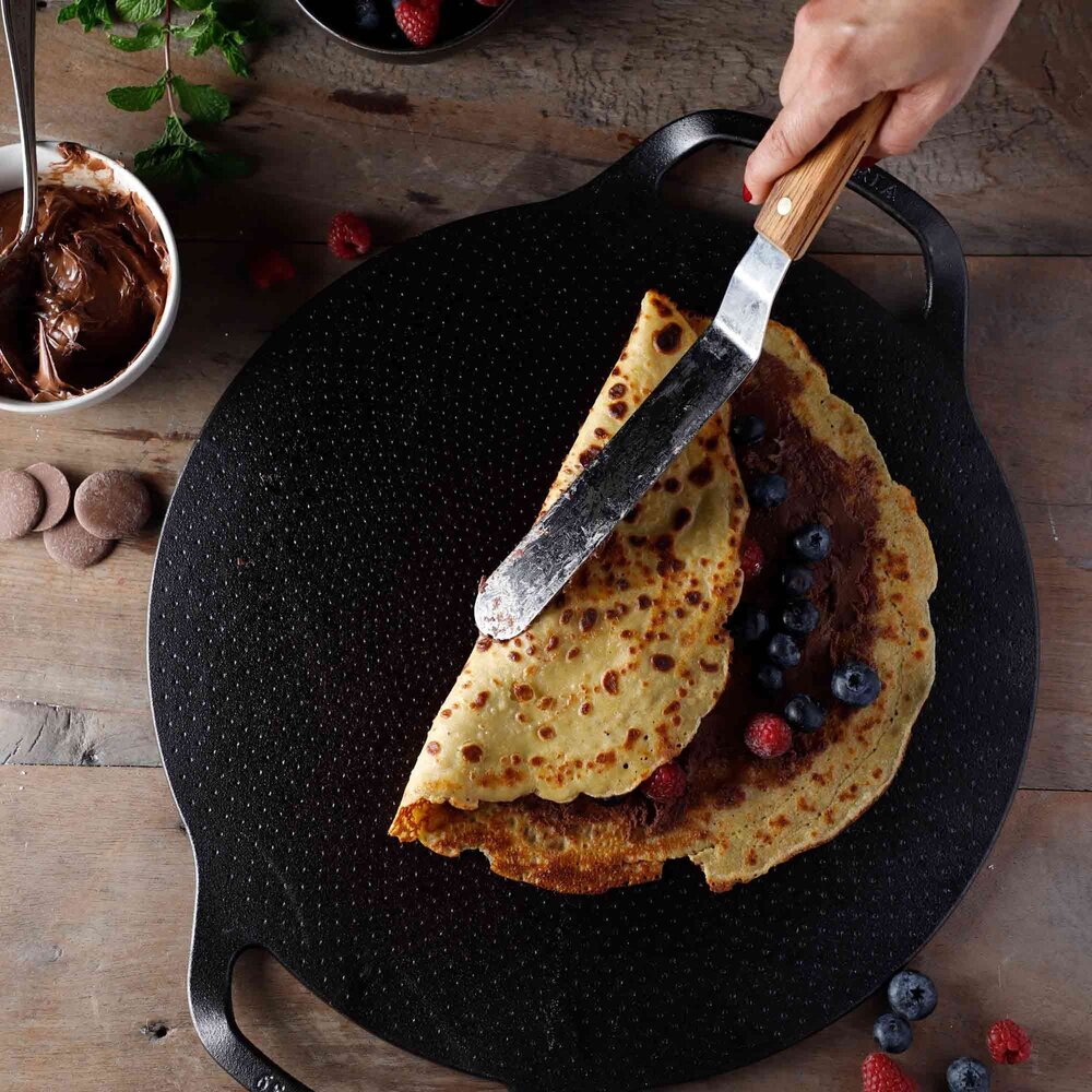 Victoria Extra-large cast iron pizza pan and comal with dimpled surface and dual loop handles, 38 cm