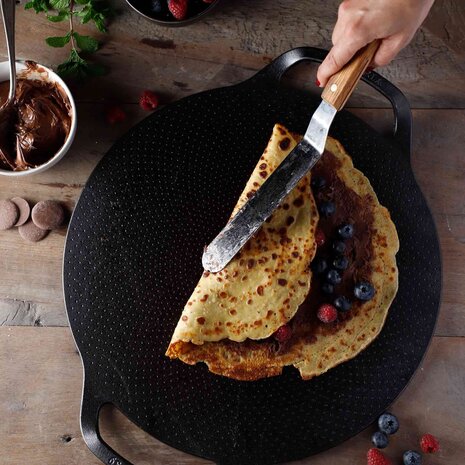 Victoria Extra-large cast iron pizza pan and comal with dimpled surface and dual loop handles, 38 cm