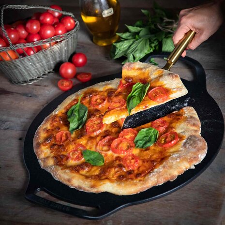 Victoria Extra grote gietijzeren pizzapan en comal met genopt oppervlak en dubbele lushandvatten, 38 cm