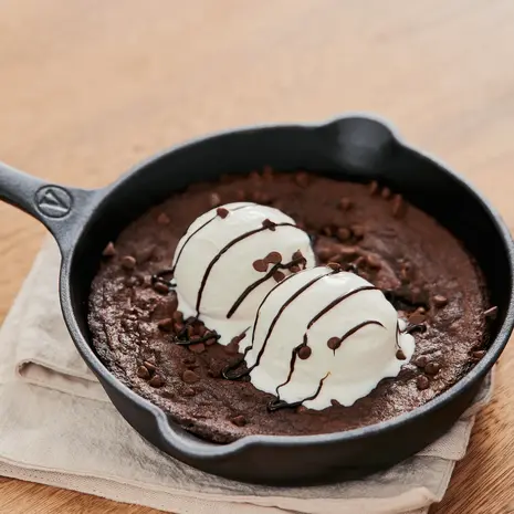 Victoria Cast iron skillet with a long handle and dual pour spouts, 20 cm