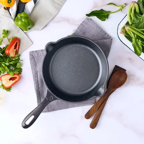 Victoria Cast iron skillet with a long handle and dual pour spouts, 20 cm