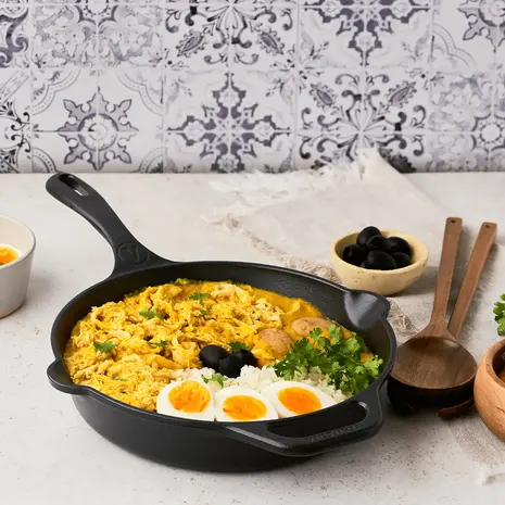 Victoria Enameled cast iron skillet with a long handle and dual pour spouts, 25 cm