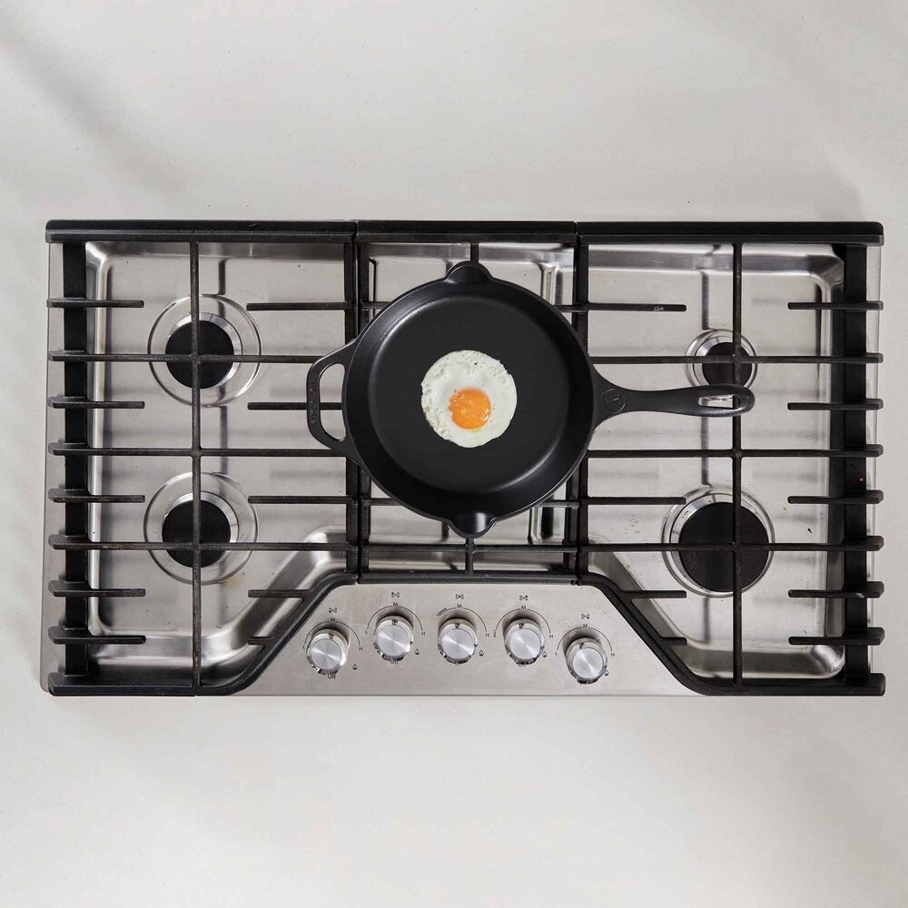 Victoria Cast iron skillet with a long handle and dual pour spouts, 25 cm