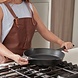 Victoria Geëmailleerde gietijzeren koekenpan met lange steel en dubbele giettuiten, 30 cm