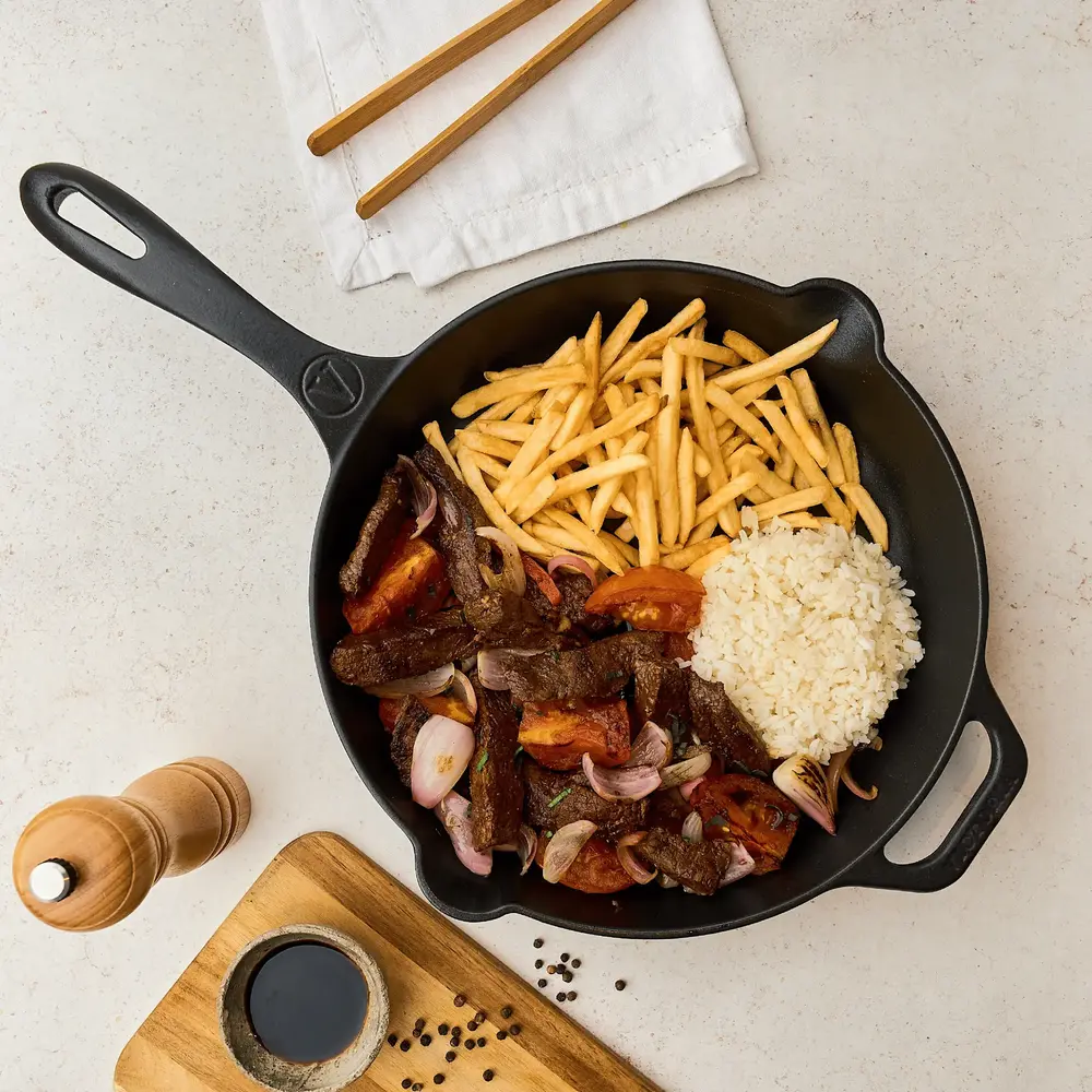 Victoria Cast iron skillet with a long handle and dual pour spouts, 30 cm