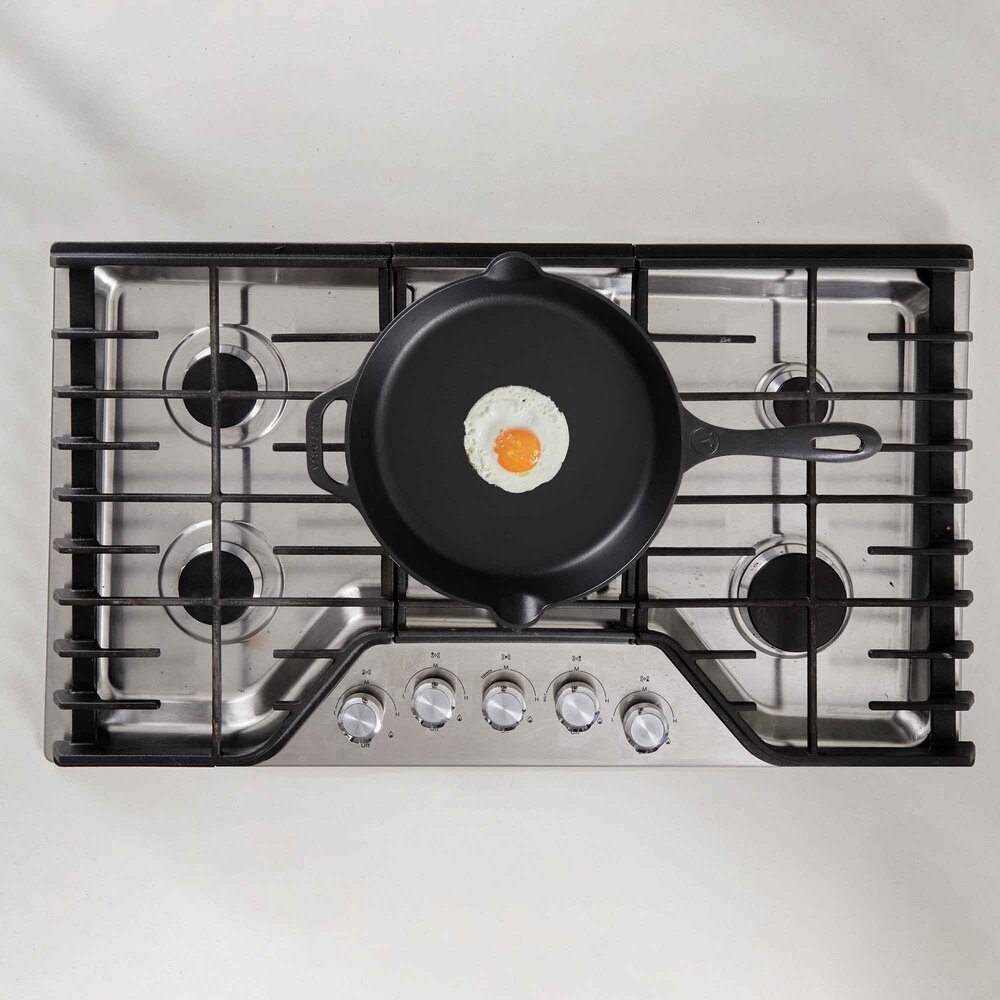 Victoria Gietijzeren koekenpan met lange steel en dubbele giettuiten, 30 cm