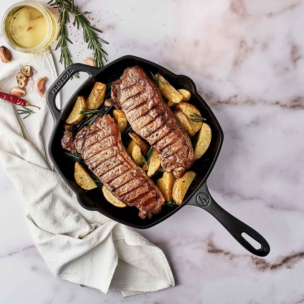 Victoria Enameled cast iron square grill pan with ridges, dual spouts and helper handle, 25 x 25 cm