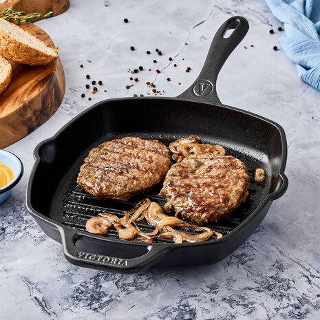 Victoria Geëmailleerde gietijzeren vierkante grillpan met ribbels, giettuiten en hulphandvat, 25 x 25 cm
