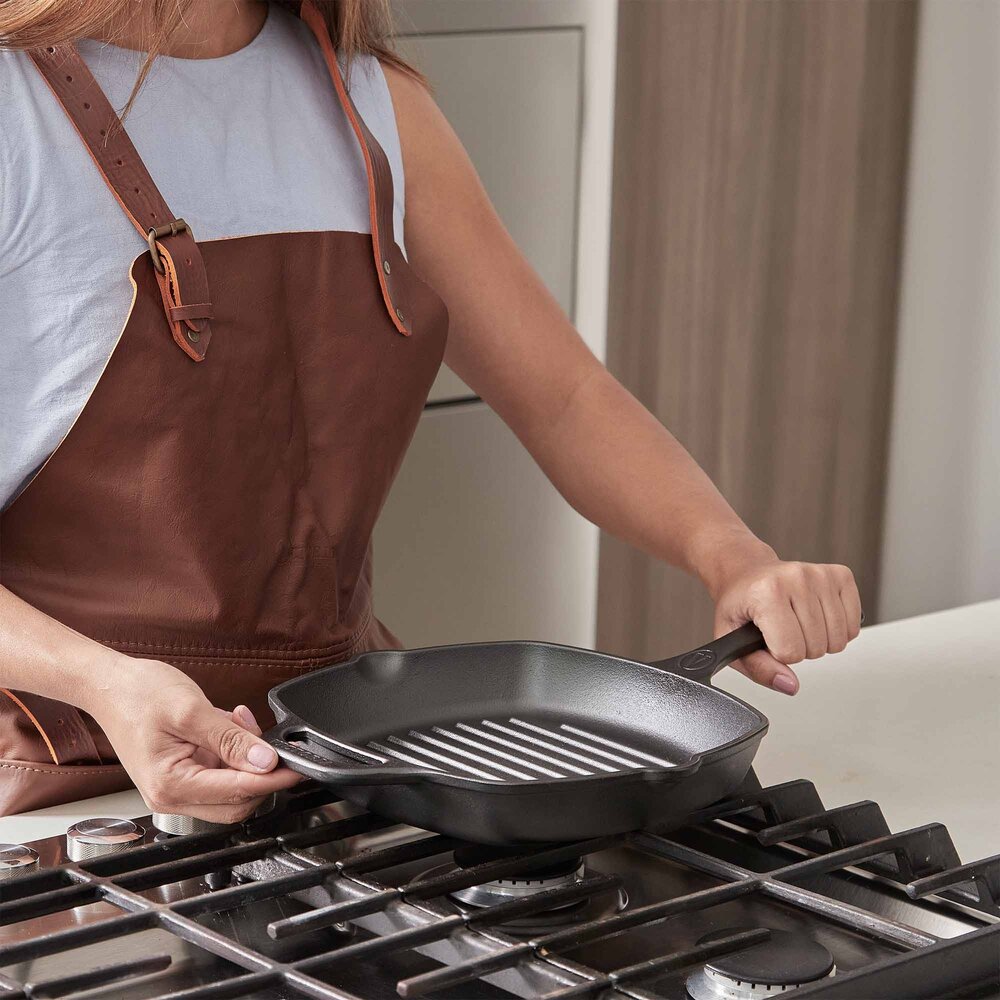 Victoria Gietijzeren vierkante grillpan met ribbels, giettuiten en hulphandvat, 25 x 25 cm