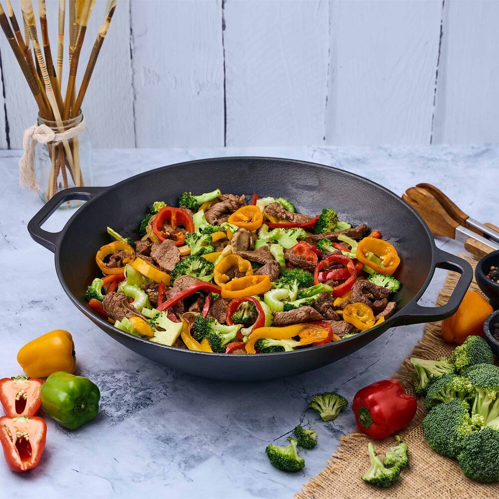 Victoria Geëmailleerde gietijzeren wok met platte bodem en twee lushandvatten, 35,5 cm Victoria Geëmailleerde gietijzeren wok met platte bodem en twee lushandvatten, 35,5 cm