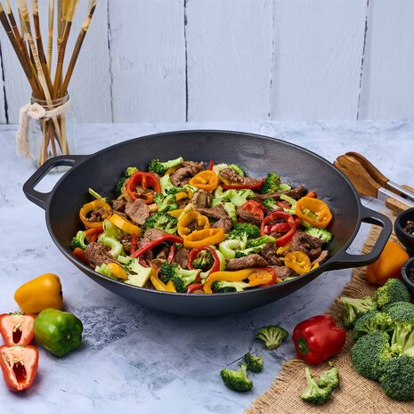 Victoria Cast iron wok with flat base and two loop handles, 35.5 cm Victoria Cast iron wok with flat base and two loop handles, 35.5 cm