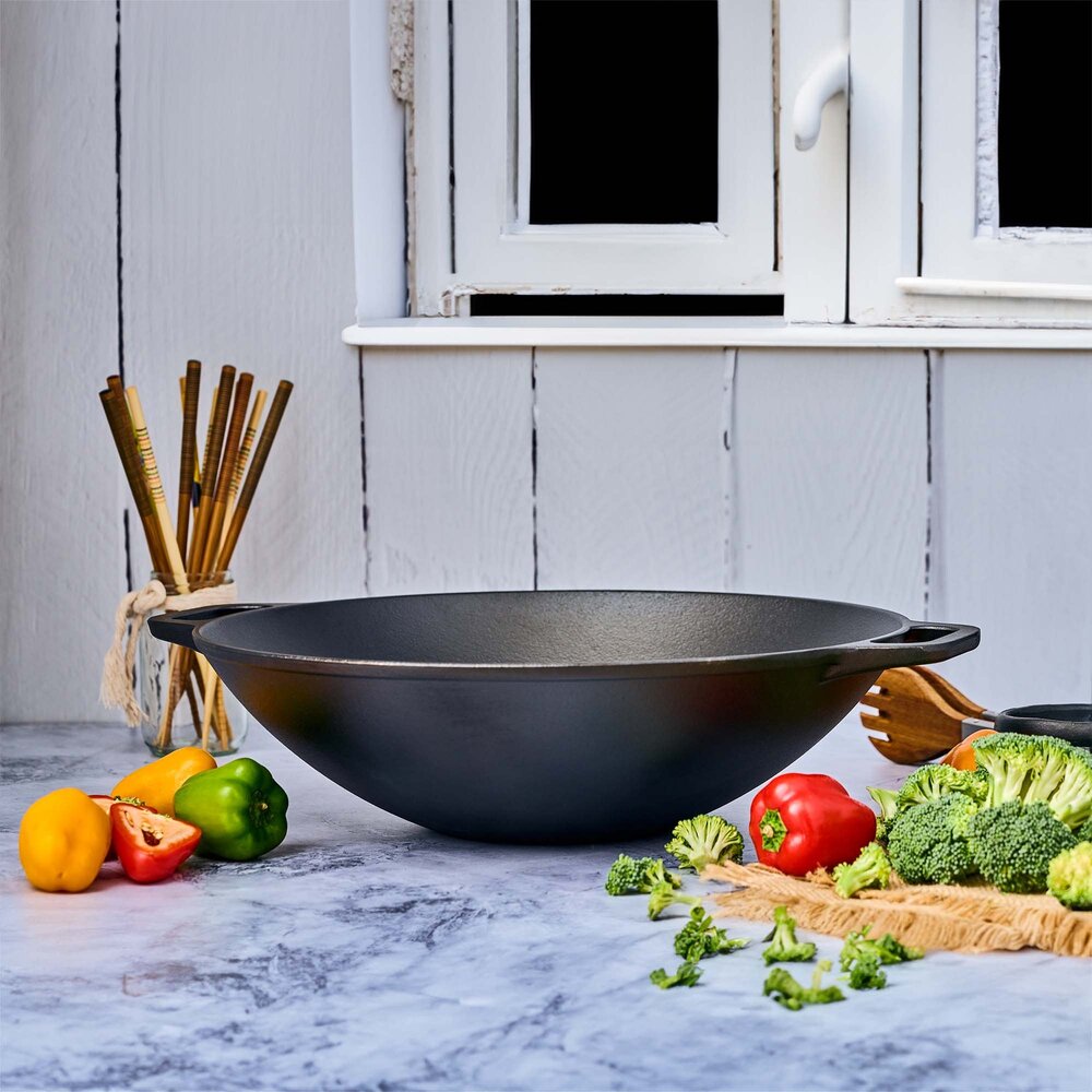 Victoria Cast iron wok with flat base and two loop handles, 35.5 cm Victoria Cast iron wok with flat base and two loop handles, 35.5 cm