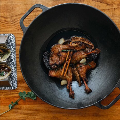 Victoria Cast iron wok with flat base and two loop handles, 35.5 cm Victoria Cast iron wok with flat base and two loop handles, 35.5 cm