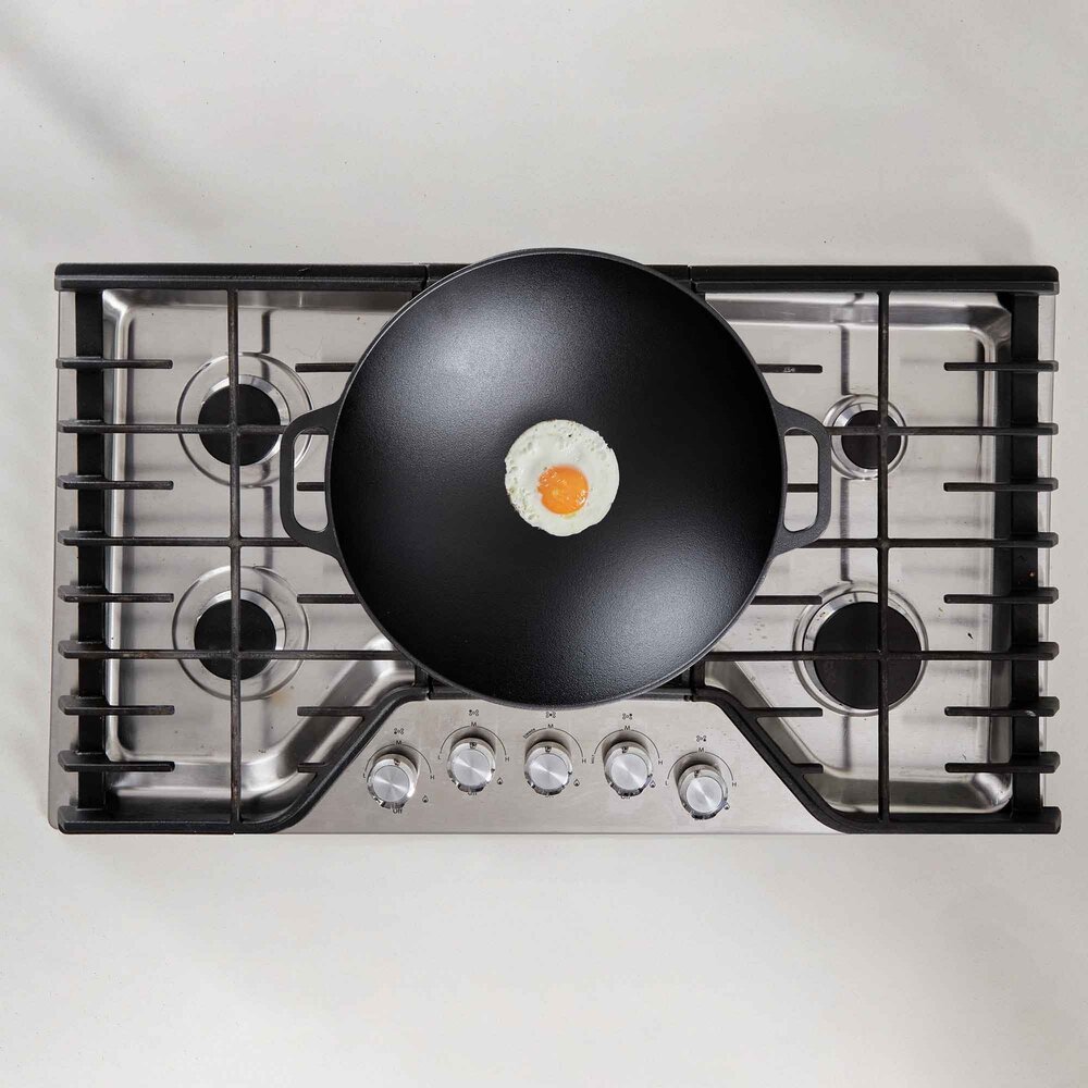 Victoria Cast iron wok with flat base and two loop handles, 35.5 cm Victoria Cast iron wok with flat base and two loop handles, 35.5 cm