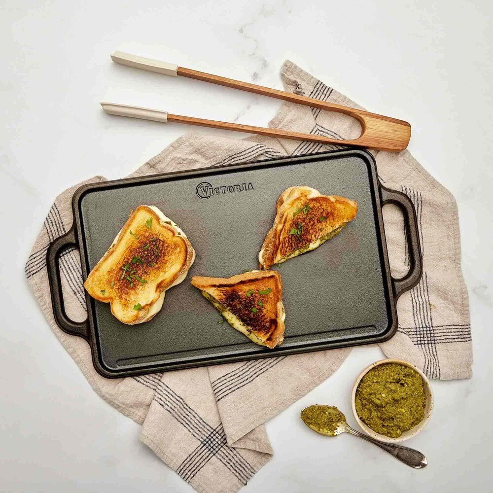 Victoria Reversible cast iron griddle with flat and ridged sides, 33 x 21 cm