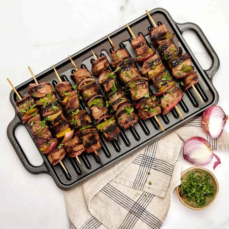 Victoria Reversible cast iron griddle with flat and ridged sides, 33 x 21 cm