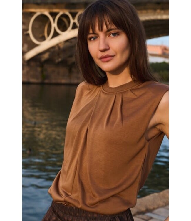 YAYA Sleeveless top with pleated neckline detail - FOXTROT BROWN