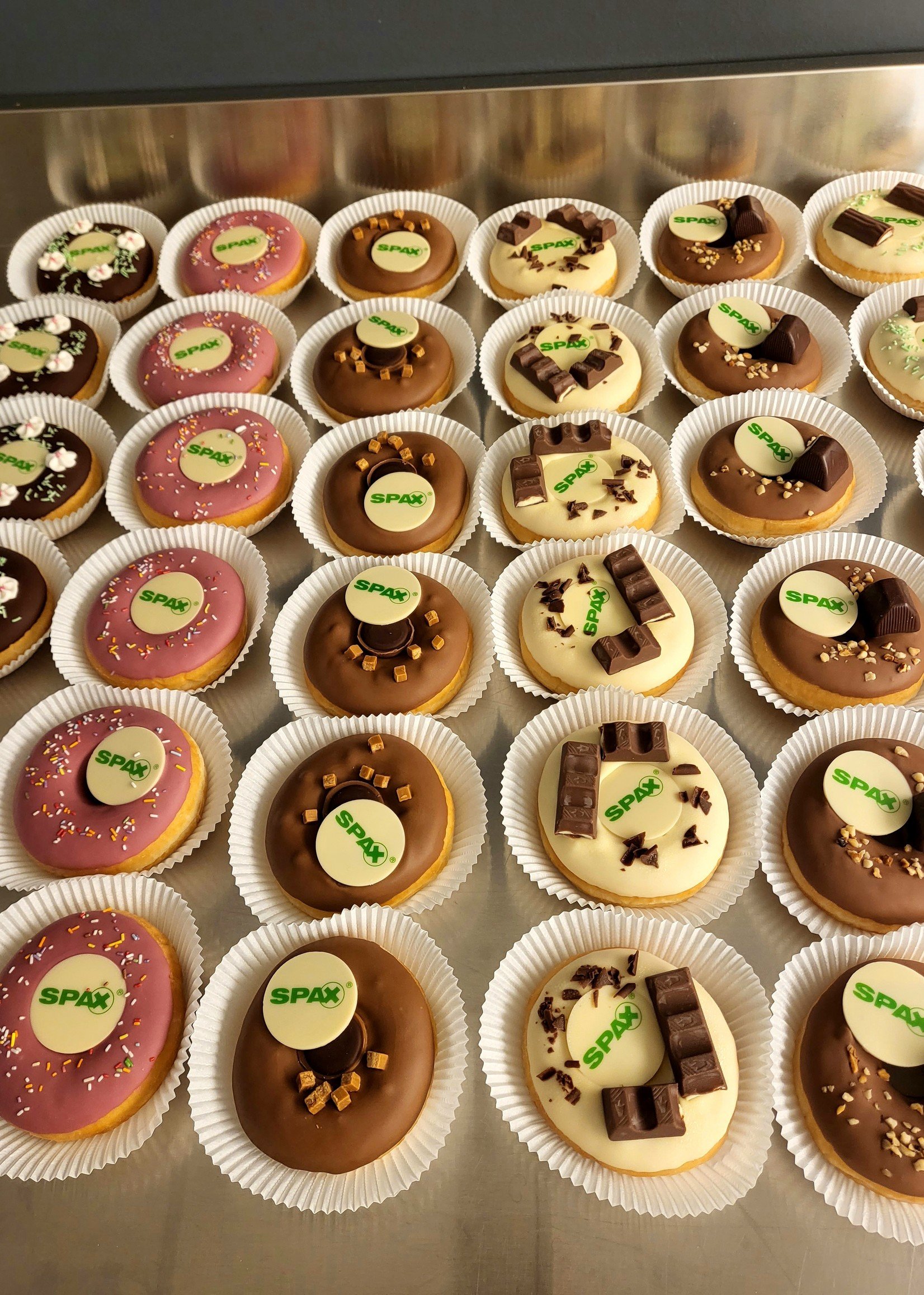 Donutwall mit 50 der beliebtesten Donuts einzelverpackt