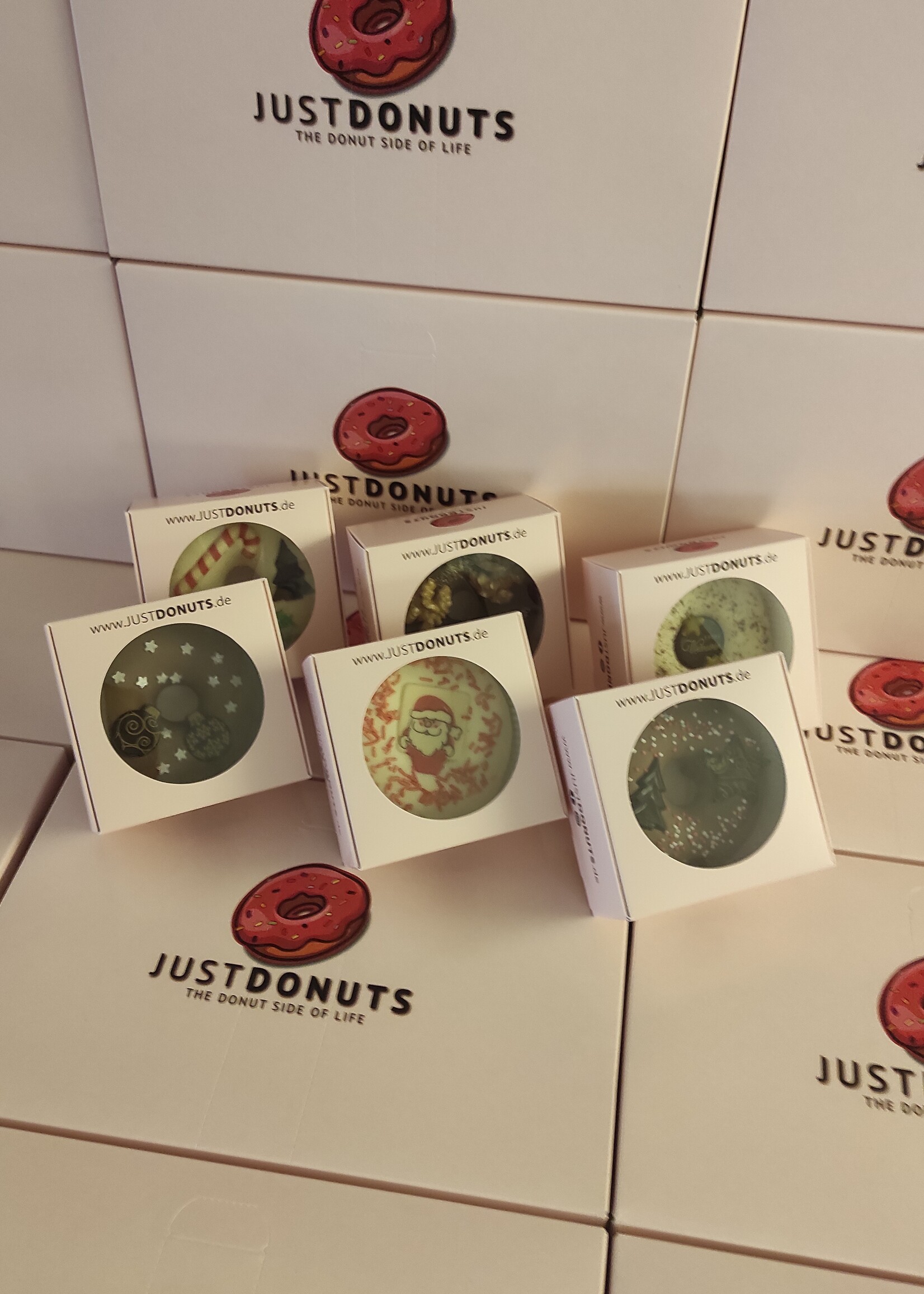 Weihnachts-Donuts einzelverpackt im Sixpack