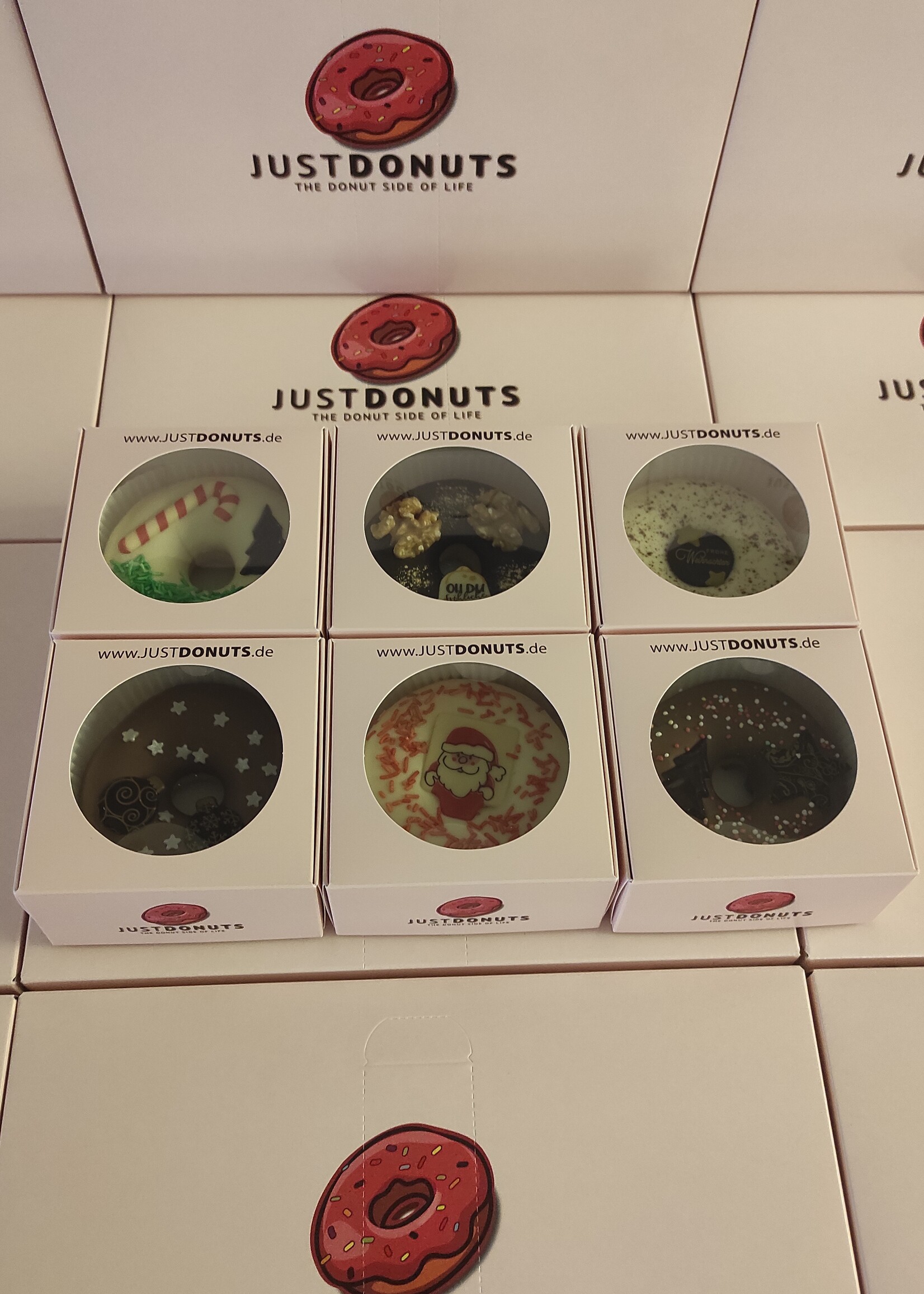 Weihnachts-Donuts einzelverpackt im Sixpack